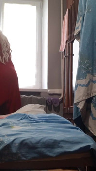 Blonďatá macecha svádí zrzavou nevlastní dceru a šuká ji, zatímco její manžel se sprchuje