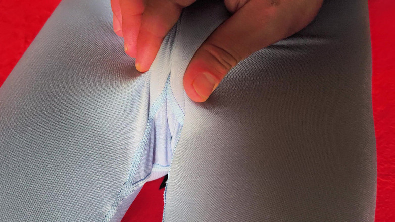 Blondasexy00: Son demi-frère a osé toucher sa chatte vierge ! Ma demi-sœur...