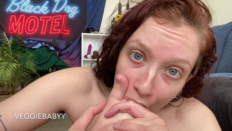 Veggiebabyy: На пенсии - сосет мои пальцы ног