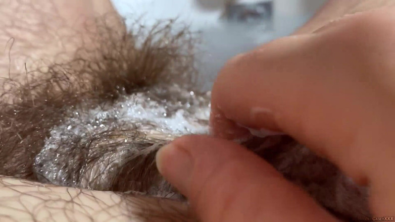 Brooke Casey: Lavando mi arbusto en la bañera