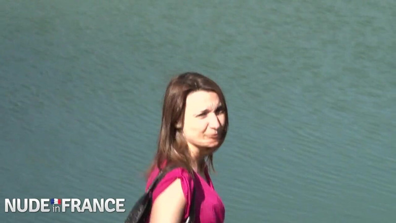 La France a Poil: Bruneta timidă pozează pentru fotografii nud sexy și multe altele