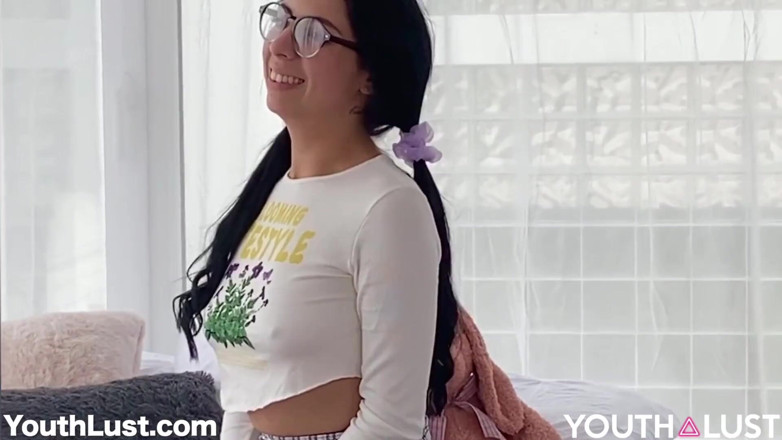 Youth Lust: Bts - Brooke en gangbang de chica universitaria - YouthLust