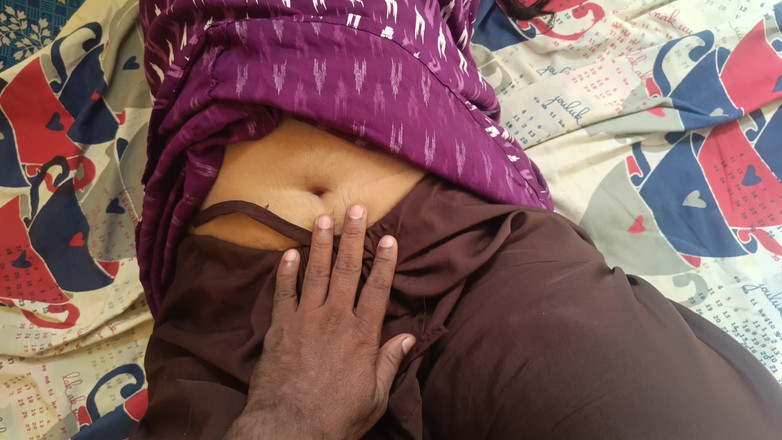 Pushpa studio: Casalinga traditrice scopando a letto