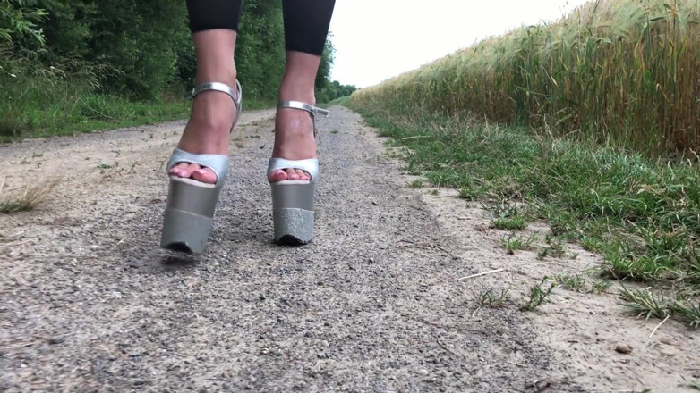 Goddess Lena: Meando con mis talones