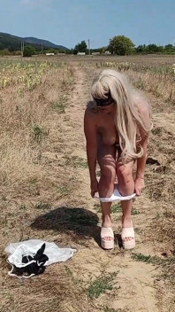 Niewolnik Tih rozbiera się na Wiejskiej Drodze