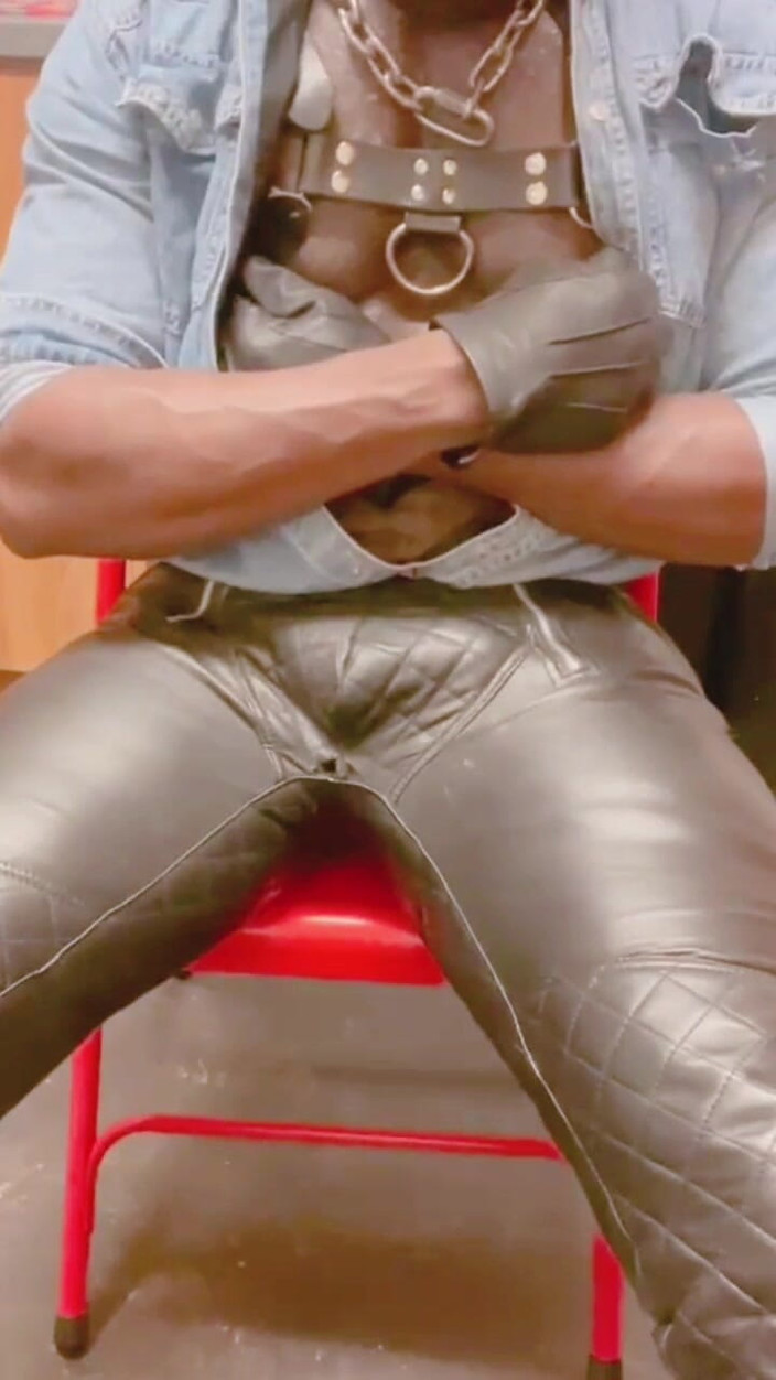 Black mature kinky muscle: 가죽 근육 새아빠 솔로 플레이