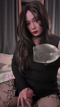 Krásný ladyboy ejakuluje třikrát z mléka v kelímku