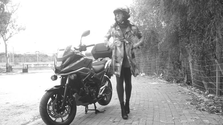 Voyager: Chaque voiture qui passait voyait son pénis vibrer sous sa...