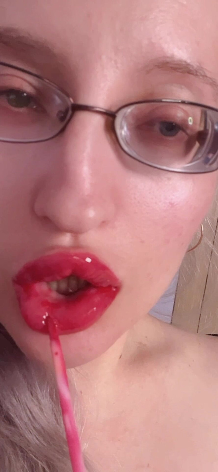 FinDom Goaldigger: Luciul de ruj roșu este captivant