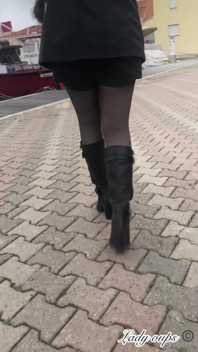 Mini Jupe En Cuir Sans Culotte Et Exhibition En Public