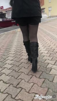 Mini Jupe En Cuir Sans Culotte Et Exhibition En Public