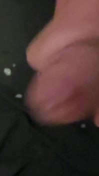 Tim Blesh, éjaculation dans la salle de bain sur un t-shirt
