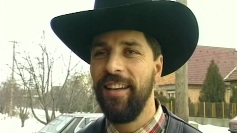 VHS-Vixxxen: Jego grube klapsy wbijają się mocno w jej ciasny tyłek