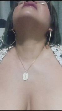 Mamii îi place să se masturbeze singură