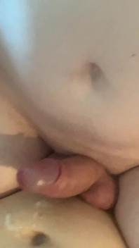 Remaja Twink menunggang dan memancut mani dengan tangan keras