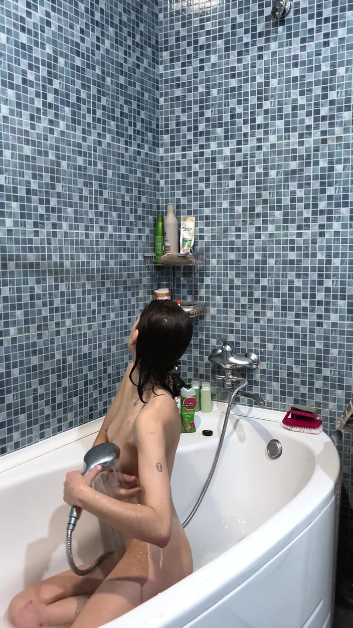 Karafuto404: Une Douche Rapide?