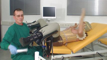 Rubber & Clinic Studio - 1ATOYS: Anální zkouška z gumy