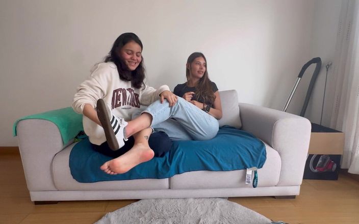 scarlettandc: Due donne che lottano con i piedi
