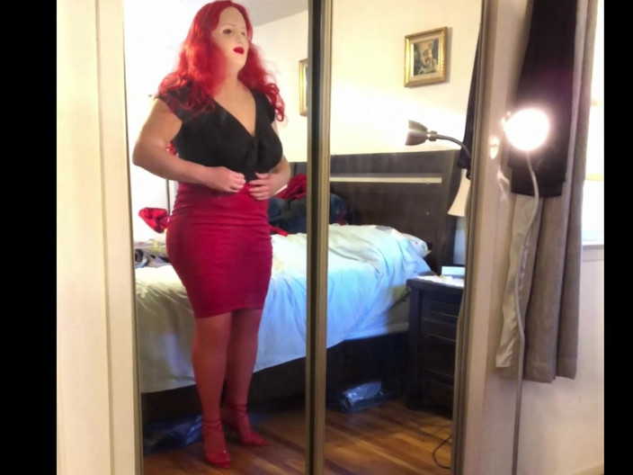 Deanna Doll: Deanna CD doll kırmızı takım elbiseden soyunuyor tam video