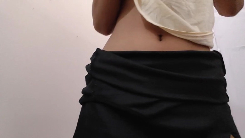 desigirl93: गीली लड़की नहाती है और फिर मेरे कमरे में जाती है, परफेक्ट स्तन।