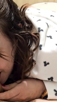 Hiszpańska gwiazda porno Lucia Bianco ssie najlepszego kutasa swojego męża