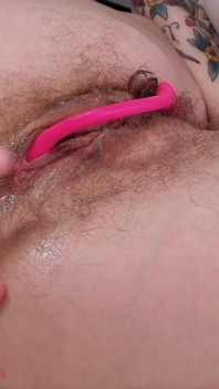 Fori di stretching con un dildo piramidale fresco
