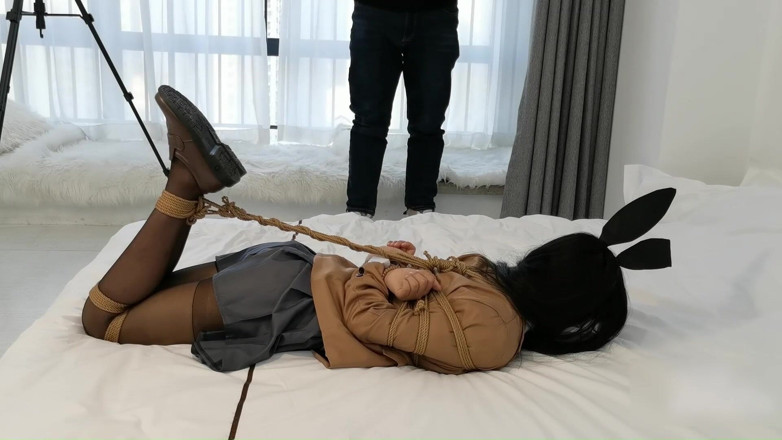 Cute girl bondage: Black stockings beauty's rope bondage, rilegatura dei maiali, piedi solleticanti