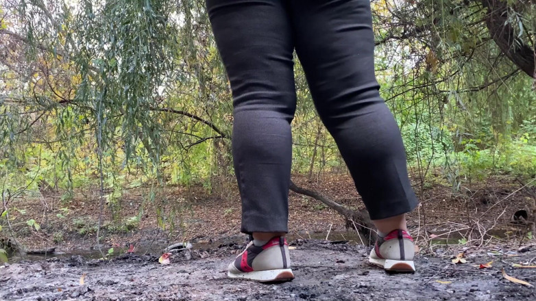 Elena: Pantolonlu orta yaşlı seksi kadın açık havada işiyor