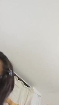 哥伦比亚女郎正在为在美国纽约的丈夫拍摄色情视频，但最终与邻居Ver做爱
