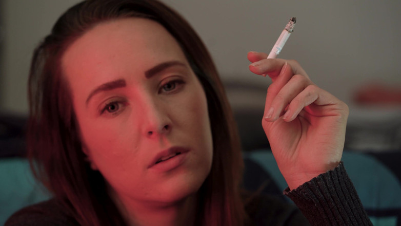 Alicia Robertz: Drobná brunetka zblízka kouření škádlení