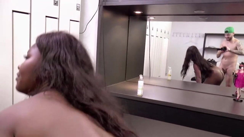 German Porn: Awek cantik mengongkek eboni luar dan bengkung menunggang zakar selepas...