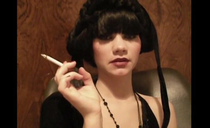 Femdom Austria: Si cantik yang glamor merokok rokok