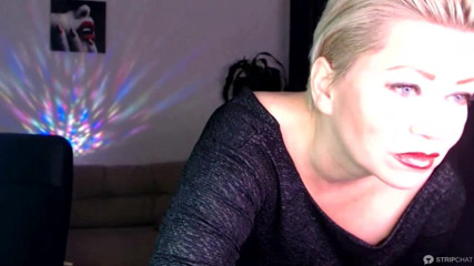 AimeeParadise: La selvaggia strega matura AimeeParadise si strappa i collant e...