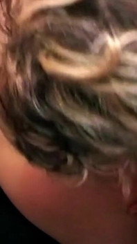 Troia gangbang sgocciolante di sborra lecca il culo e ingoia carichi