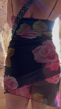 Tiada apa-apa tetapi Lihat Melalui Negligee. Kemudian bermain dengan seluruh badan saya sehingga saya pancut.