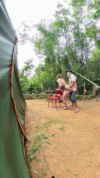 Extraños teniendo sexo en un campamento público.