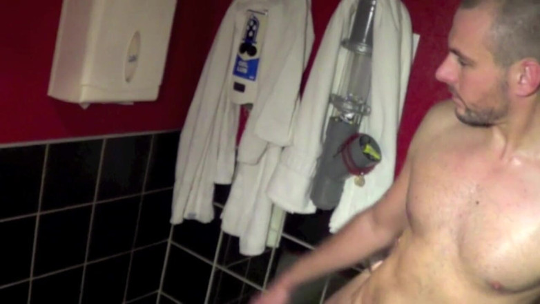SEX WITH MY BEST FRIEND: SAM se fait baiser par sa frite dans un sauna...