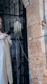 Encadenado a la pared por enema y eléctricos