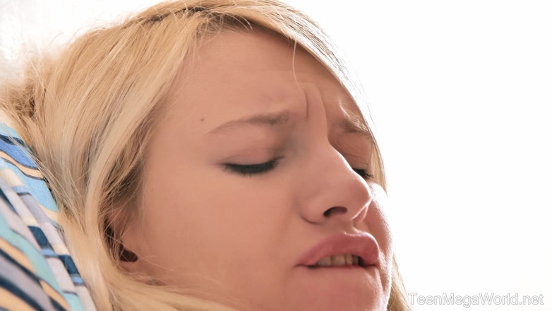 Teen Mega World: Blondie hledá sólo orgasmus