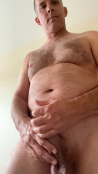 Ese Es Un Hombre Sexy De Pecho Peludo Con Una Gran Polla Gorda