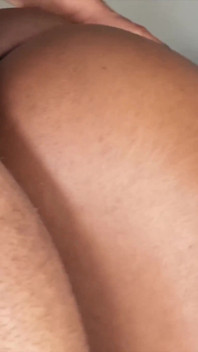 Un gros cul éjacule sur ma bite et continue de chevaucher
