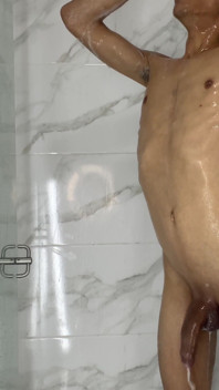 Latynoski z potwornym 22 cm penisem i ciasną dupą podczas kąpieli