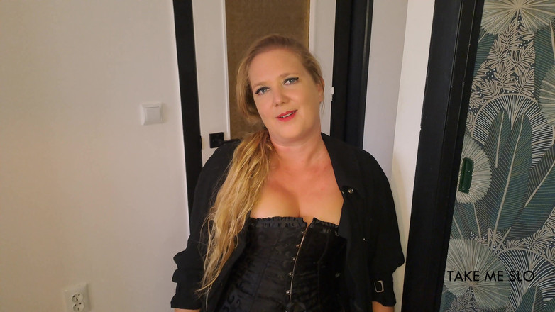 TakeMeSlo: Paní Ana Slo dává svému sousedovi první kouření desetiletí