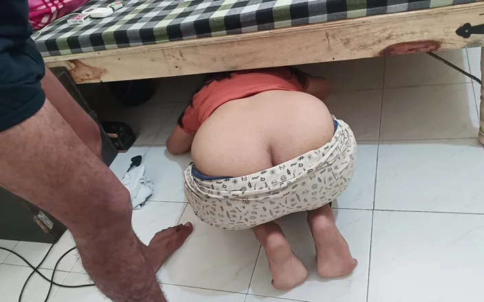 Yourdidipriya: Desi XXX Šukání nevlastní sestry, která uvízla pod postelí. Indické hindské...
