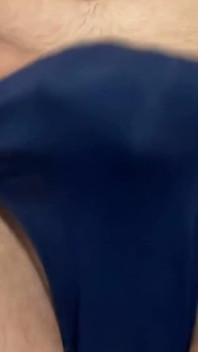 Soprando uma carga em speedo azul