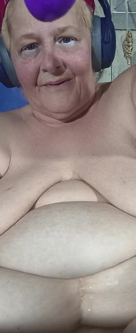 Regardez ce jus squirteux qui dégouline du nouveau jouet sexuel qu’elle baise et squirte tellement