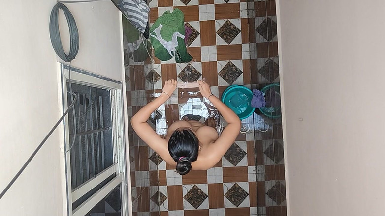 Crystalcouple: Видел невестку соседа, принимающей ванну