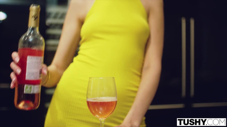 Tushy: Tushy, model ini udah udah siap di-anal habis-habisan