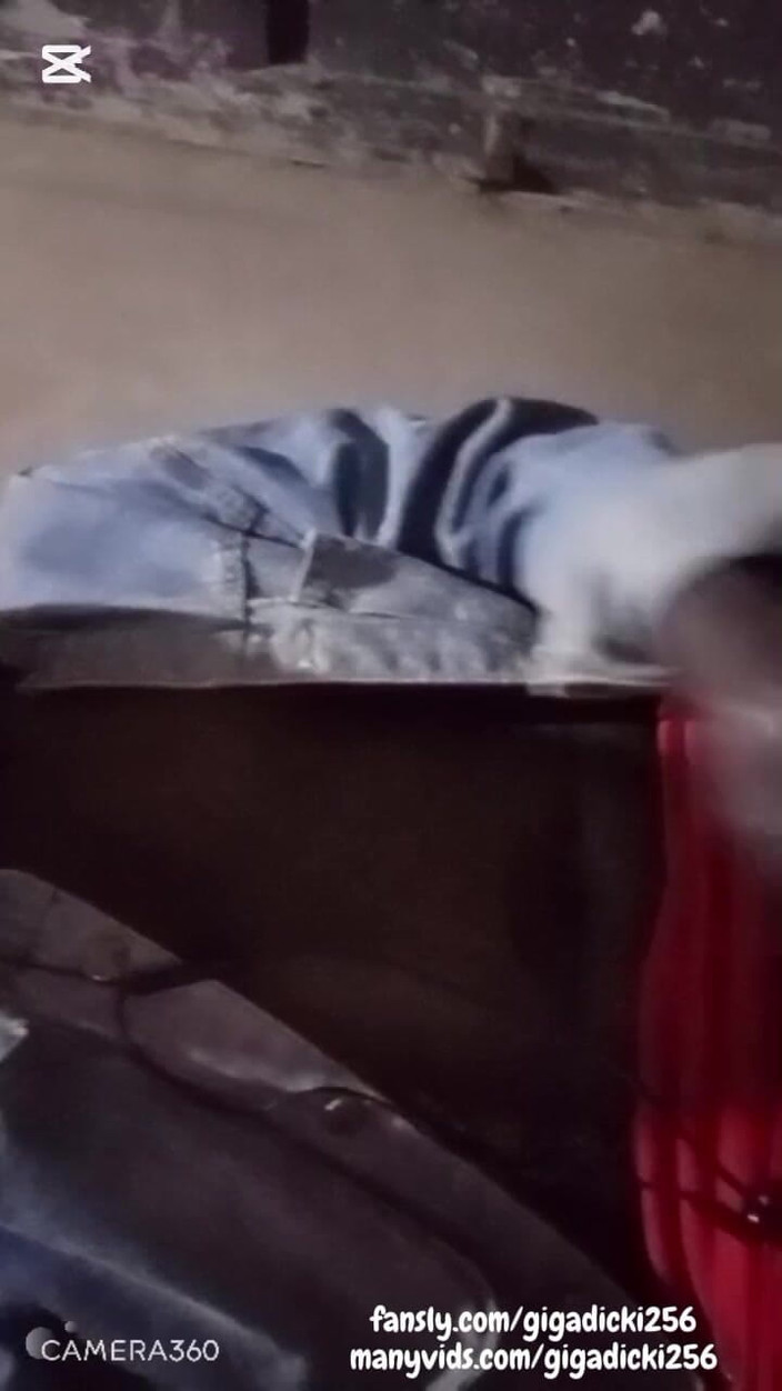 Hongi: Мачуха була така збуджена, тому мені довелося кінчити на підлогу, щоб вона бачила