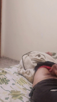 Freund der ehefrau erwischte mich beim masturbieren im bett